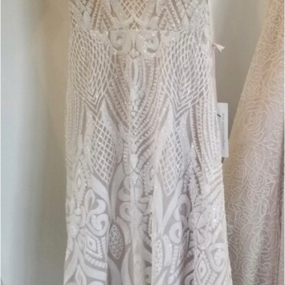 Hayley Paige Designer Wedding Gown. Style is the Delta - Picture 4 of 7
